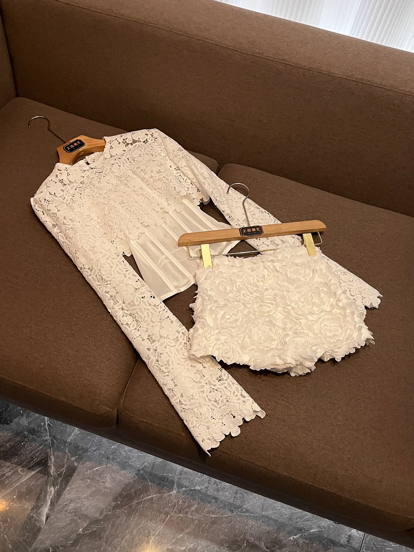 

Весна 2026: Новинка! Комплект из двух предметов: топ с кружевной вышивкой и объемными цветами, шорты, дышащий, с длинными рукавами.