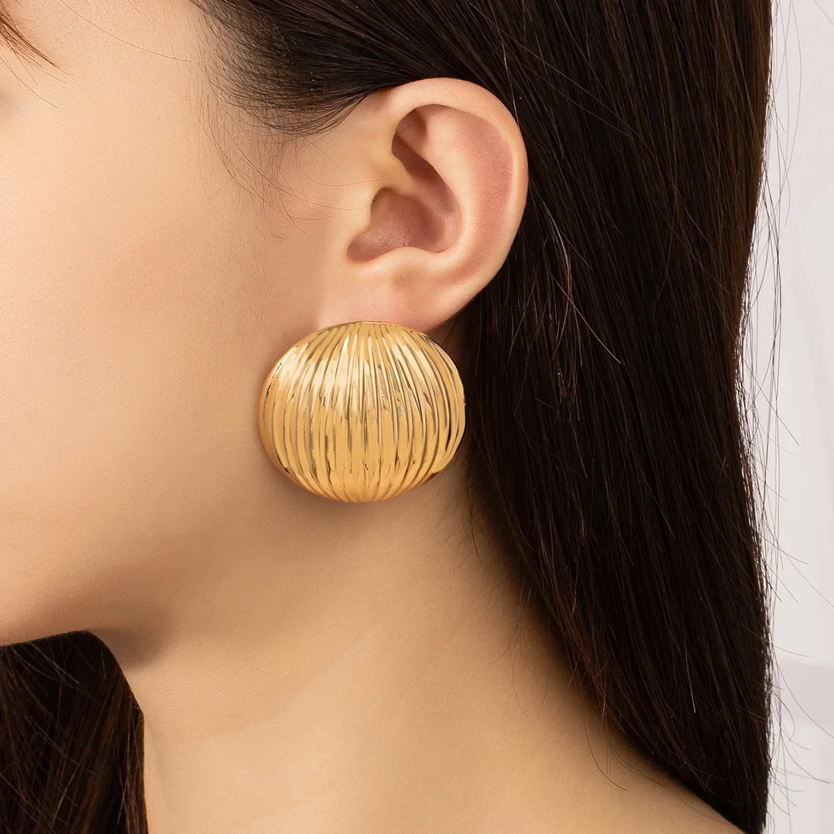 Fashion Round Metal Earrings for Women Fashion Gold-plated Shell-shaped Retro Punk Earrings Elegent Female Jewelry