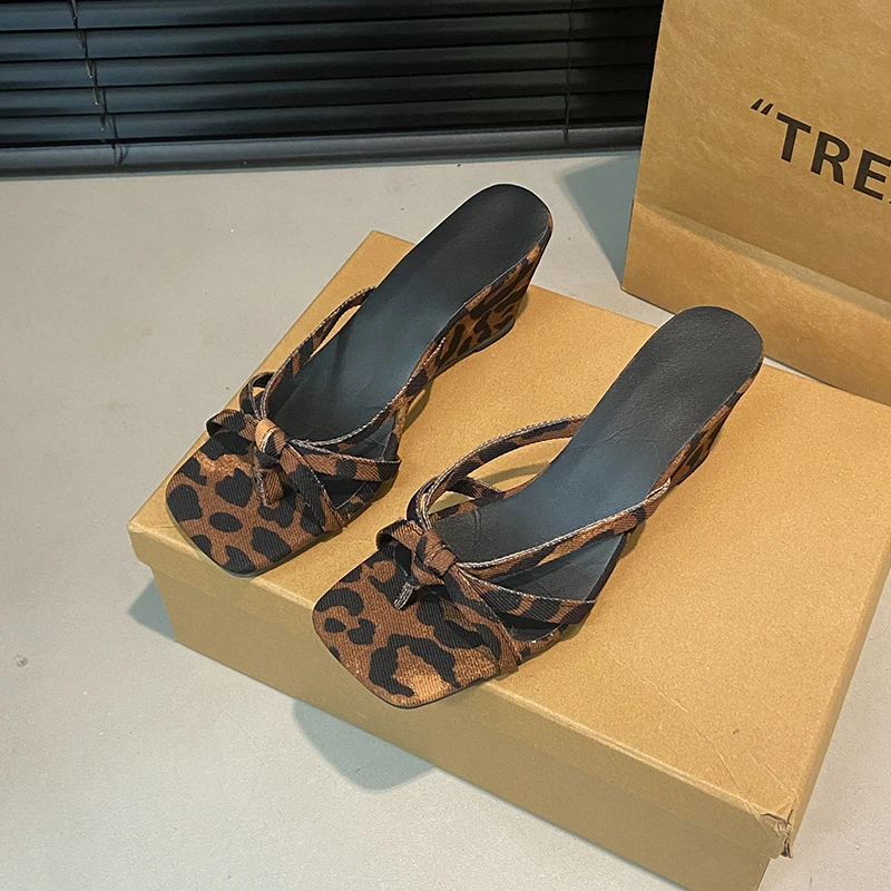 Modische Keilsandalen im neuen Stil, Outdoor-Schuhe mit dünnen Riemen, Zehentrenner, französische Keil-High-Heels-Hausschuhe, Sandalen.2025