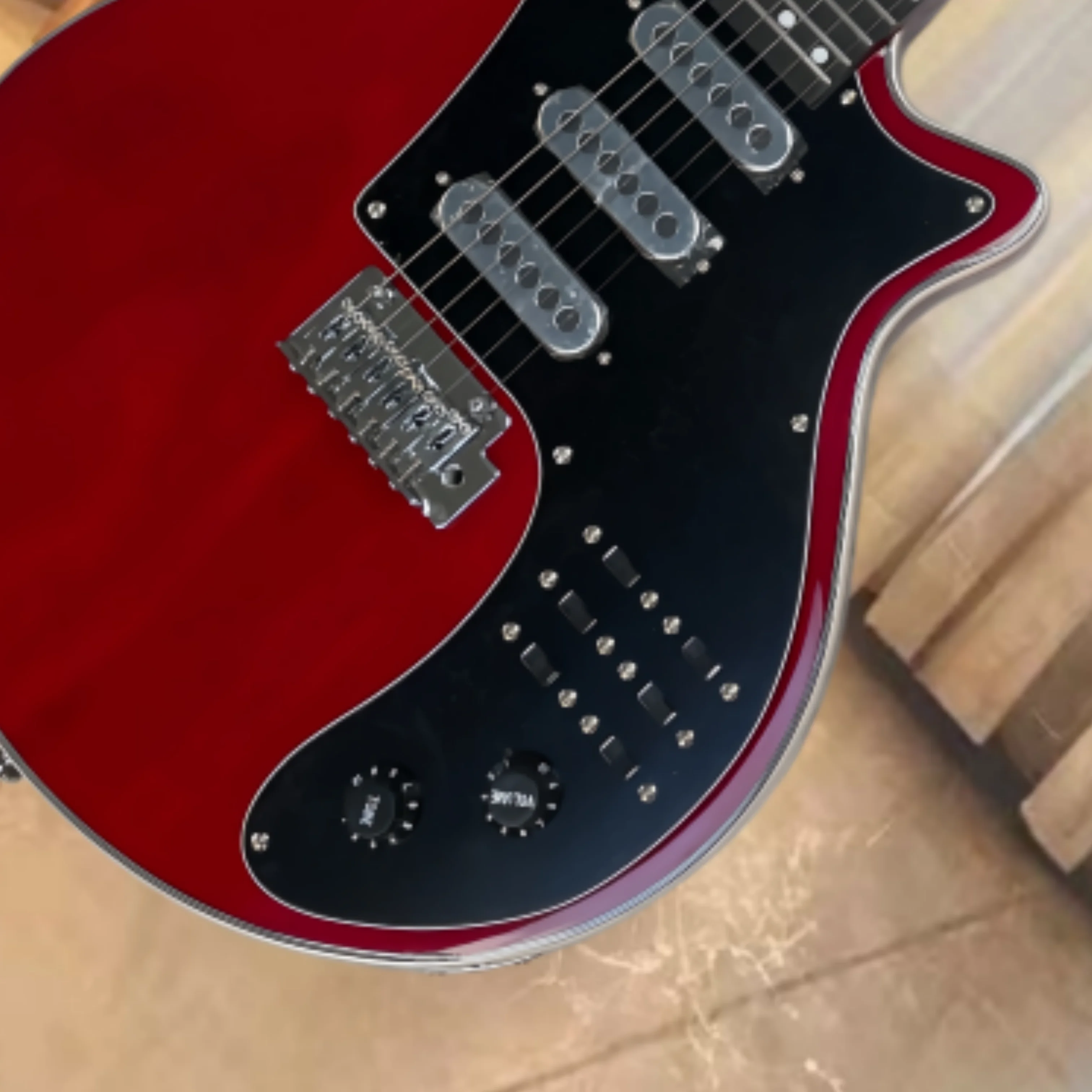 6-string red electricguitar with black guard,SSS pickups bright and clear tone guitars,stylish and distinctive electric guitarra