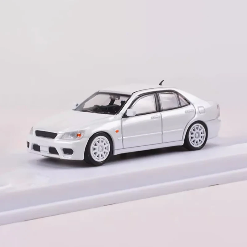 Diecast 1:64 Scale Altezza RS200 Alloy Car Model Gotowy produkt Symulacja Kolekcja zabawek Prezent Statyczny model Wyświetlacz Pamiątka