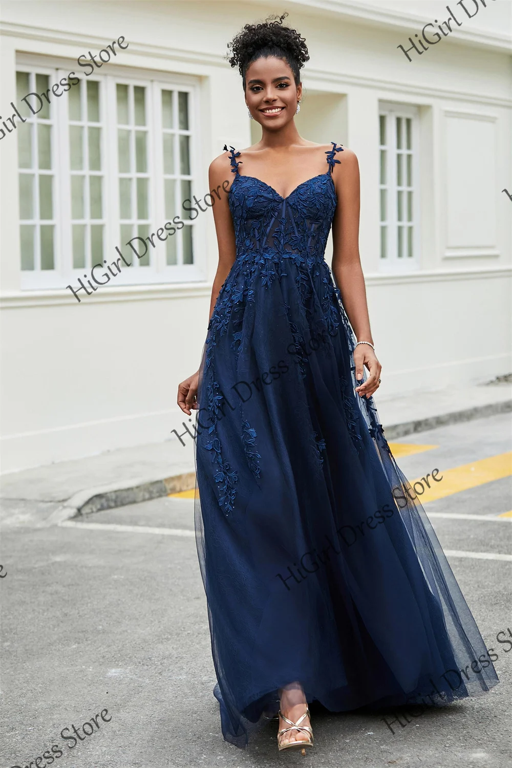 

Spaghetti Straps V-Neck Prom Dresses Sleeveless Sheer Corset Evening Gowns Lace Appliques Backless A-line Long Formal Ball Gowns