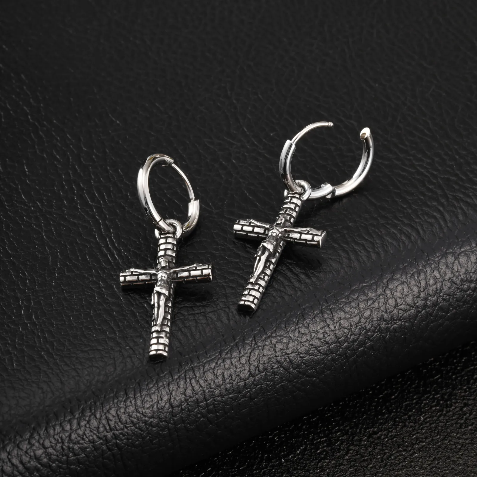 Vintage Kreuz-Ohrringe für Männer, Hypoallergene Edelstahl-Hängeohrringe, Hip-Hop Trendiger Schmuck – Detail 4