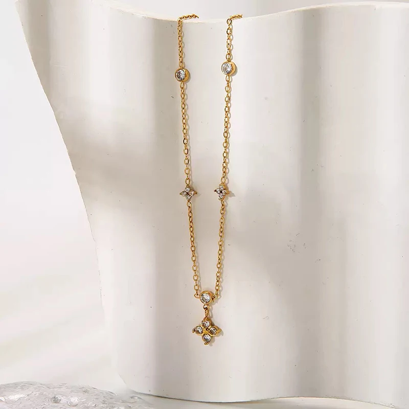 Edelstahl-Halskette in Goldfarbe mit blumenförmigem Strass für Frauen, zierliche Stern-Schlüsselbeinkette, elegantes Schmuckgeschenk. – Detail 12
