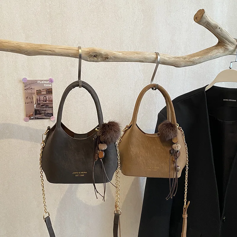 

Сумка через плечо с текстурой в стиле ретро для женщин, синтетическая кожа с подвеской, матовые сумки, осенне-зимние повседневные модные сумки на плечо