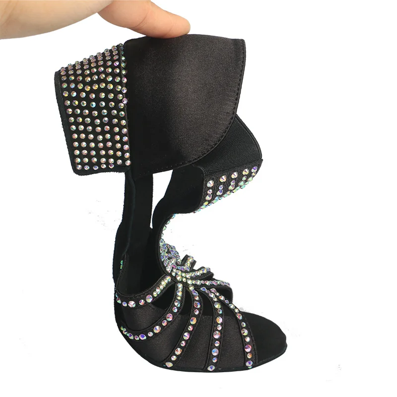 Wedopus Suola in pelle scamosciata Raso blu scuro Scarpe da ballo latino da donna Pietre Tacco quadrato 3,5 cm Pratica danza Tacchi bassi Peep Toe