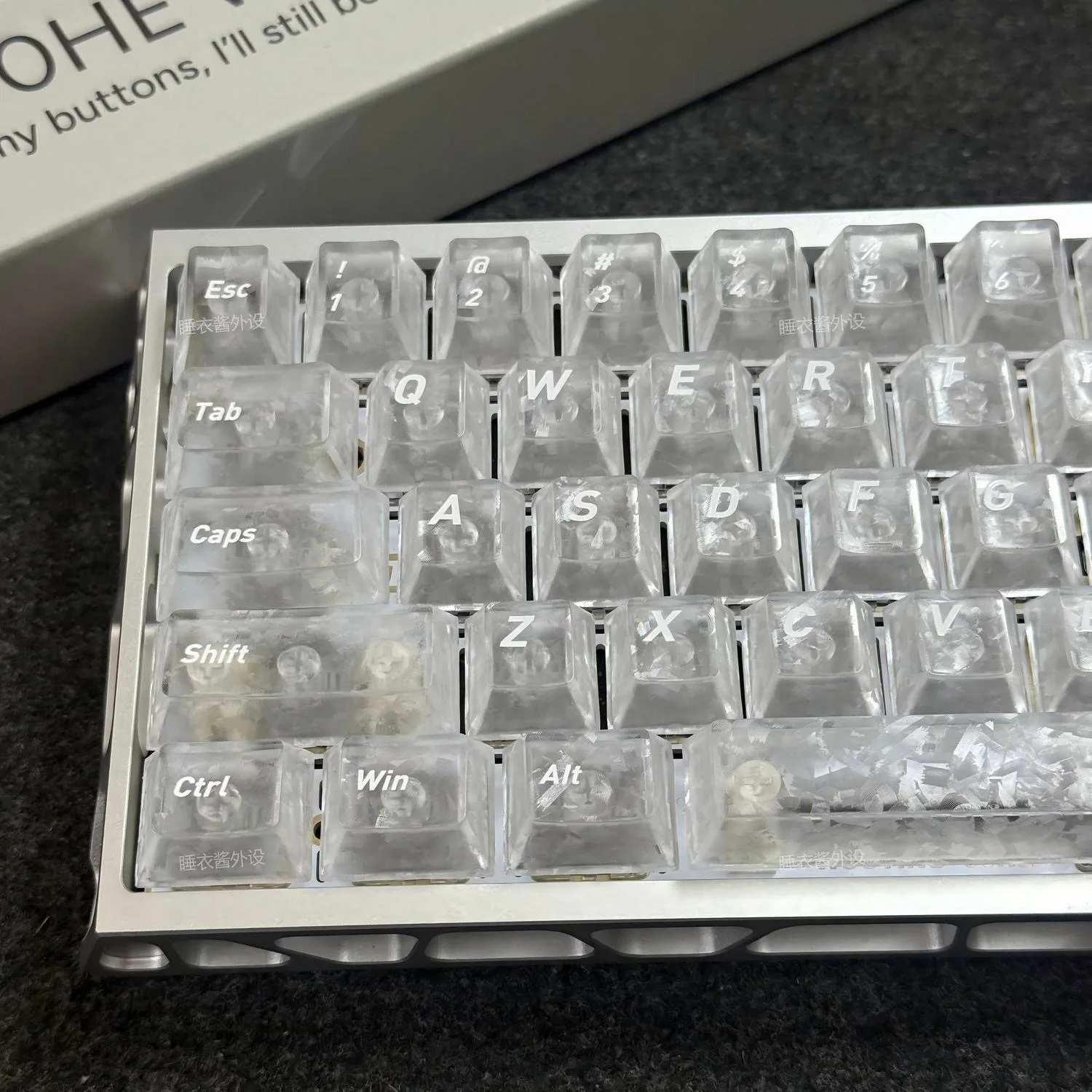 Ice-carbon textured keycaps, front-printed carbon fiber texture, translucent original mechanical magnetic switches, cross-shaped