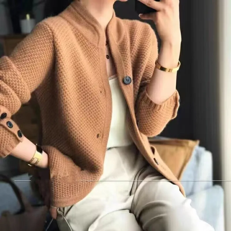 Herbst und Winter Damen solide Rundhals ausschnitt Langarm Einreiher schlanke Strickjacke Mode lässig formelle Pendler Tops