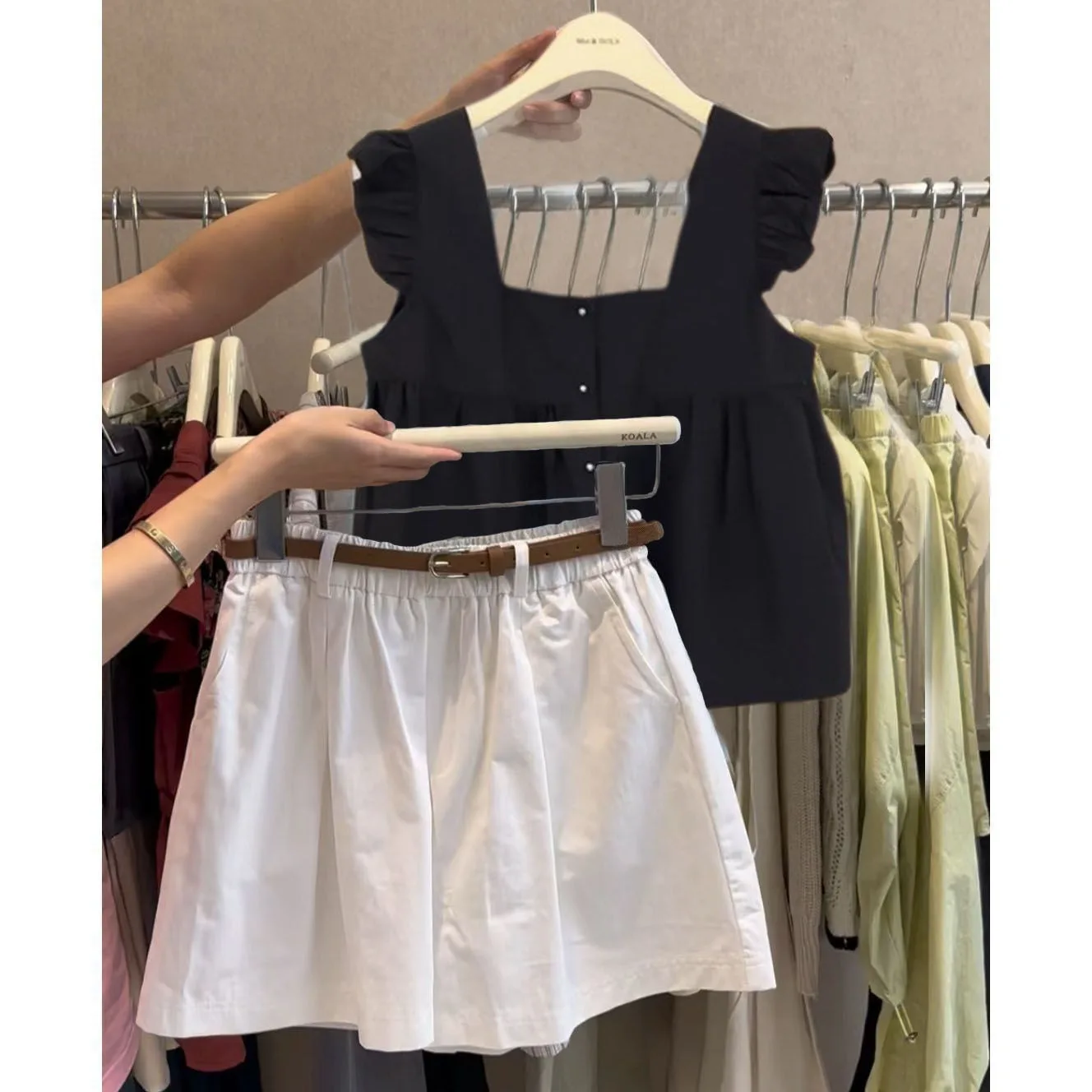 

Летний модный женский комплект 2025: Новинка, элегантный, омолаживающий, с легким шифоновым топом и шортами, комплект из двух предметов