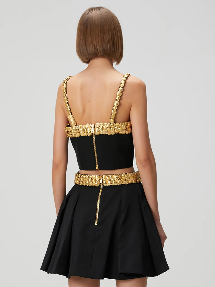 VC zwarte tweedelige set jurk met gouden knopen luxe crop top en hoge taille a-lijn rok outfit mode bijeenkomsten vakantiekleding