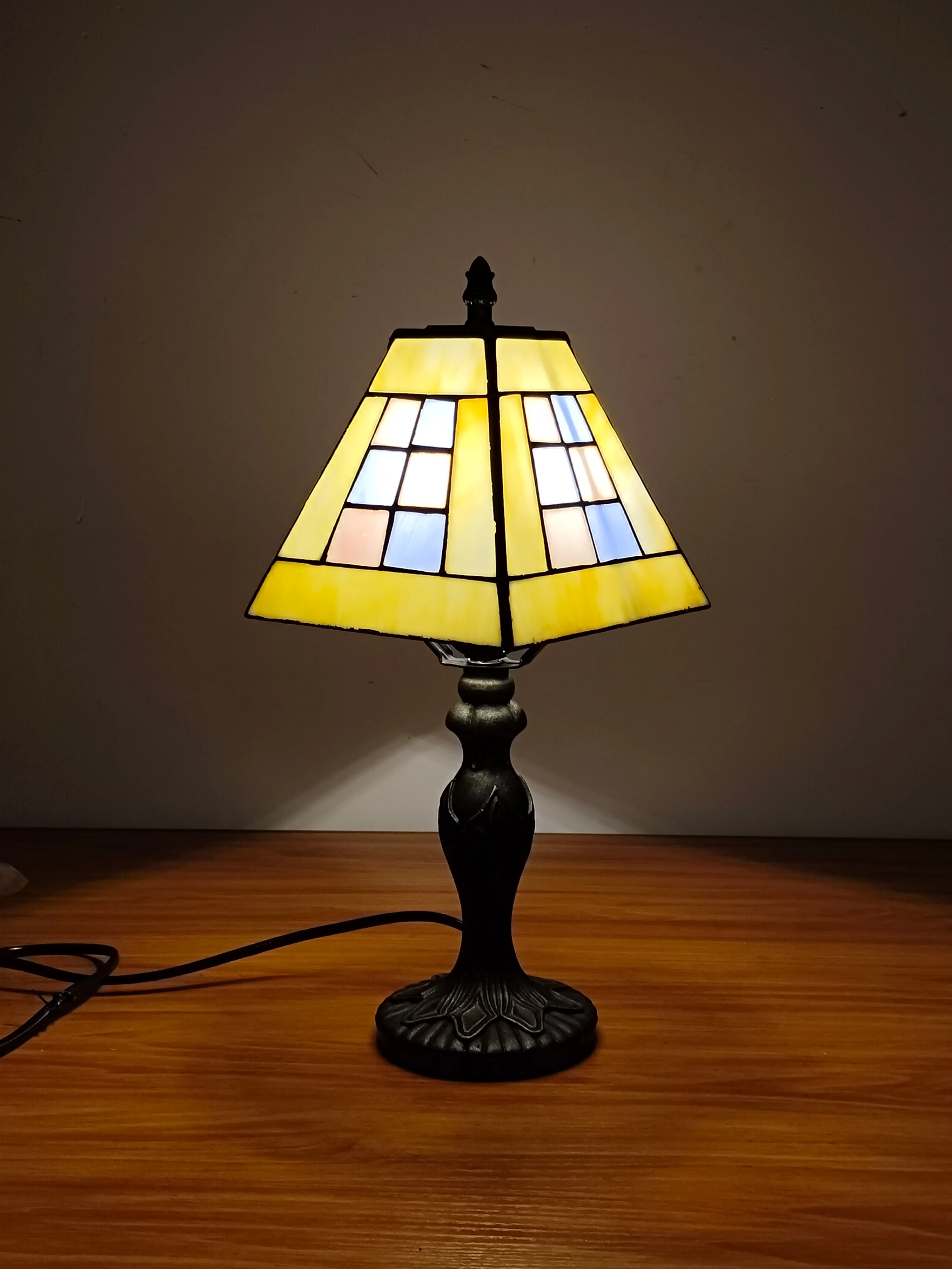 Handmade Tiffany Table Lamp 8in Blue Plaid Stained Glass Shade Retro Black Metal Bedside Desk Lamp Home Decor Light