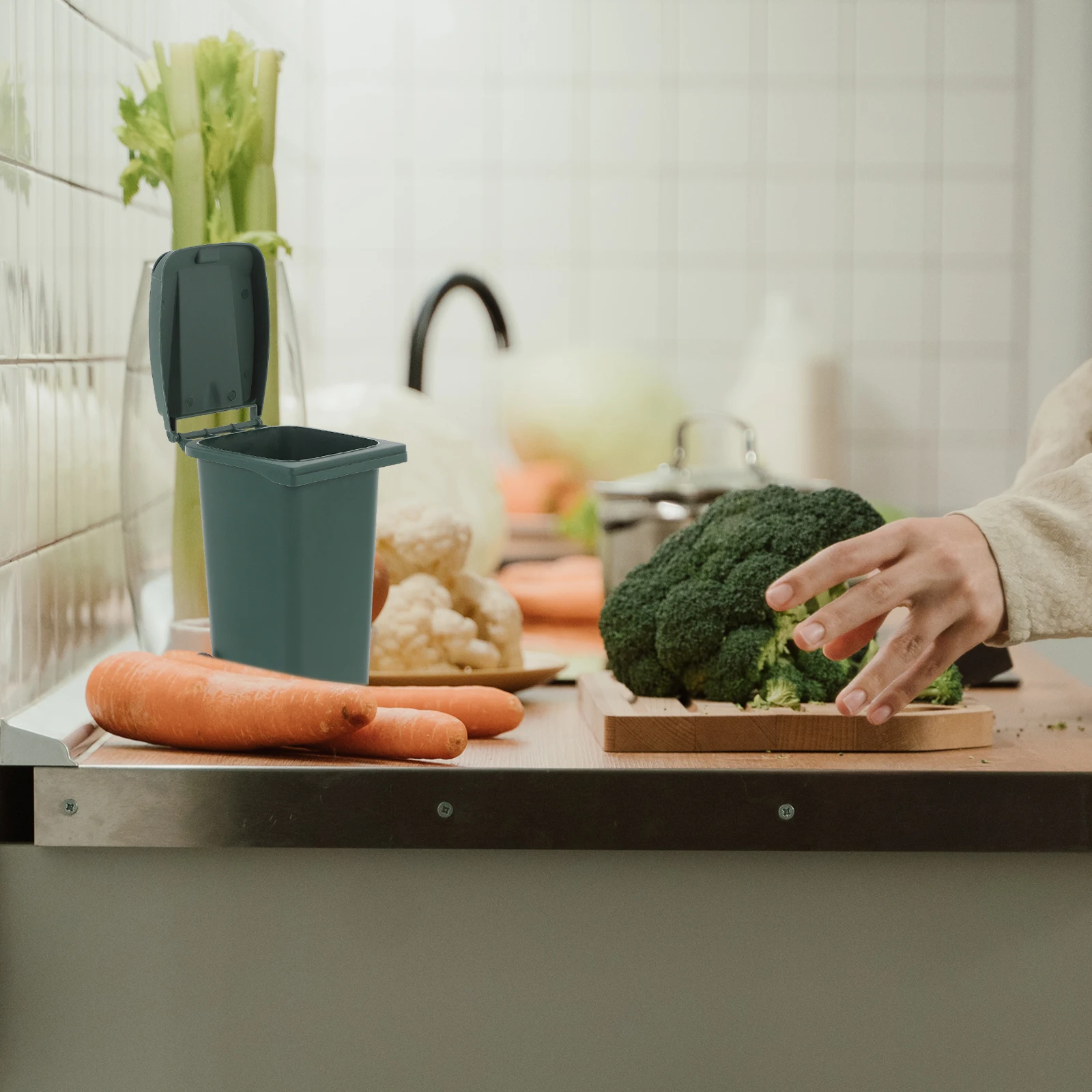 سلة قمامة صغيرة لسطح المكتب مع غطاء حاوية نفايات محمولة لغرفة السيارة والمكتب وحل تخزين مرتب للمناشف الورقية