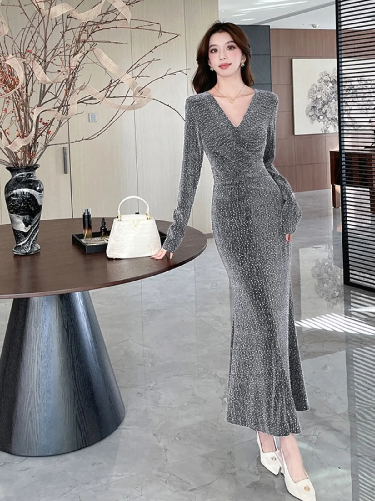 เดรสทรงเมอร์เมดผ้าไหมเนื้อนุ่มสีสดใส ดีไซน์คอวีไขว้ผูกโบว์ สไตล์หรูหราสง่างาม ยืดหยุ่นได้ เหมาะสำหรับงานปาร์ตี้หรืองานพรอม