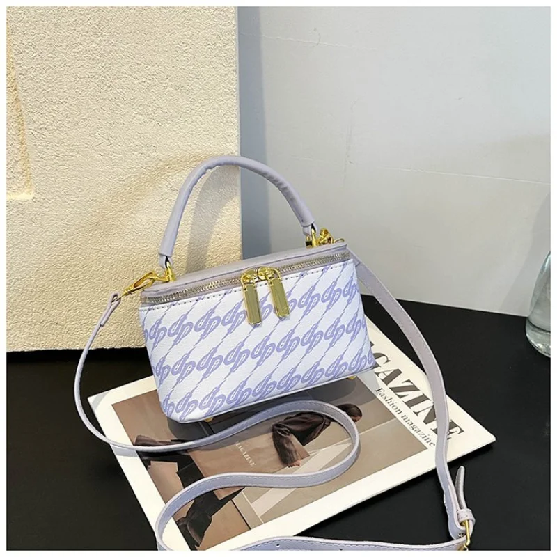 

Elegant Ladies Messenger Bag Made Of Fine Leather Boasting Trendy High-End Lightweight Daily Refined Look​