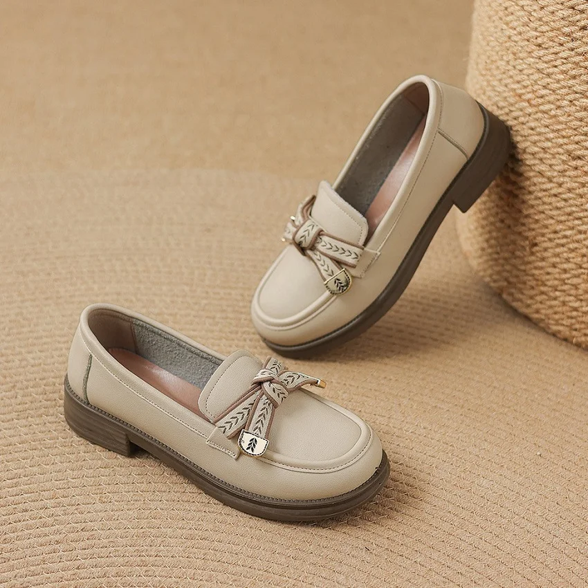 Neue Metallic-Kunstleder-Loafer für Damen mit niedrigem Blockabsatz, Preppy-Campus-Slipper, lässige Alltagsschuhe, flache Damenschuhe