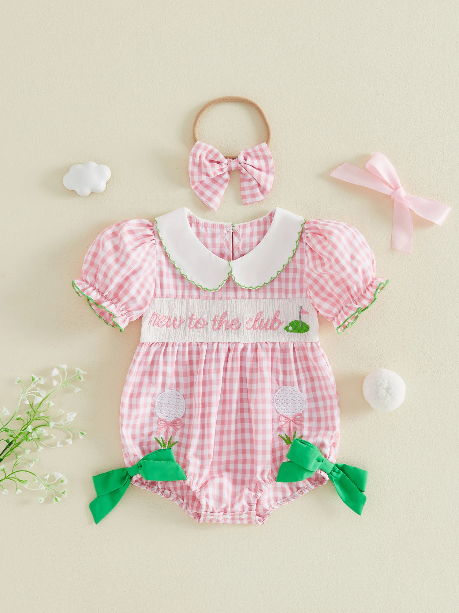 

Милый комплект из 2 предметов для маленьких девочек: комбинезон с рюшами на рукавах и очаровательным цветочным принтом, а также подходящая повязка на голову с бантом для летнего образа.