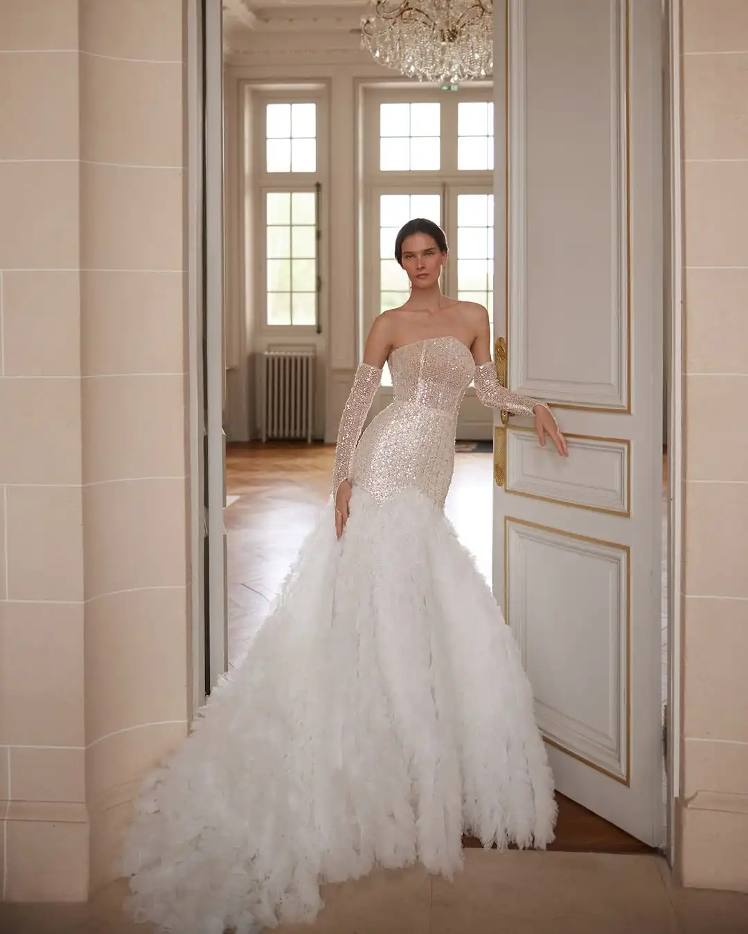 Glänzende Pailletten-Trompeten-Brautkleider, schickes trägerloses Pailletten-Meerjungfrau-Brautkleid, wunderschönes Brautkleid mit Rüschenfalten und Schleppe