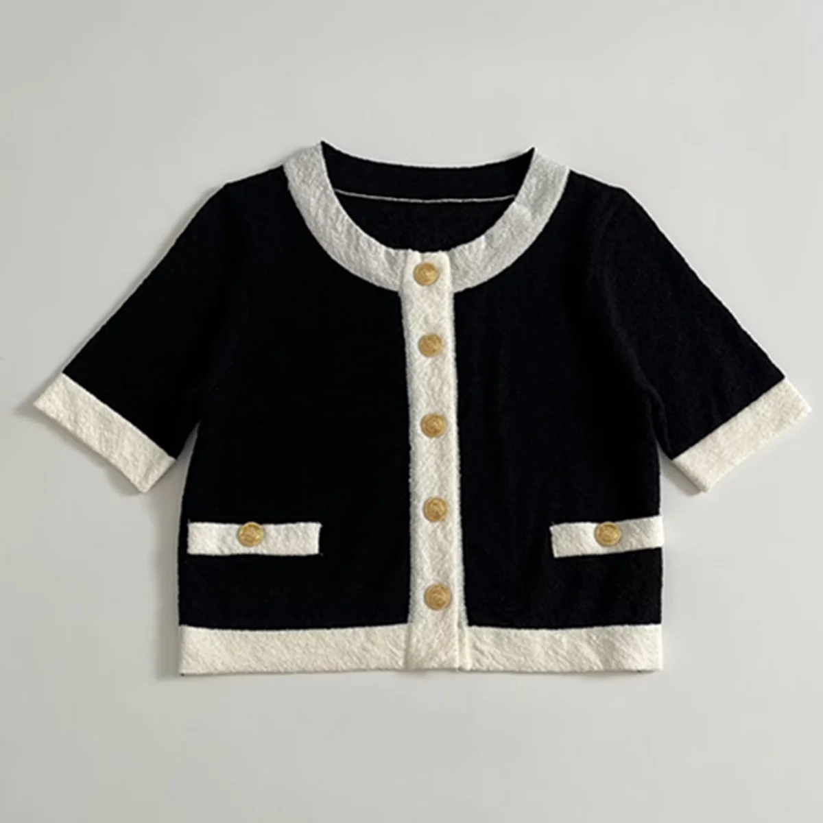 

Jenny & Dave Минималистичная однотонная трикотажная футболка с круглым вырезом, топ 2026, весна-лето, элегантный свитер с французскими золотыми пуговицами, трикотаж