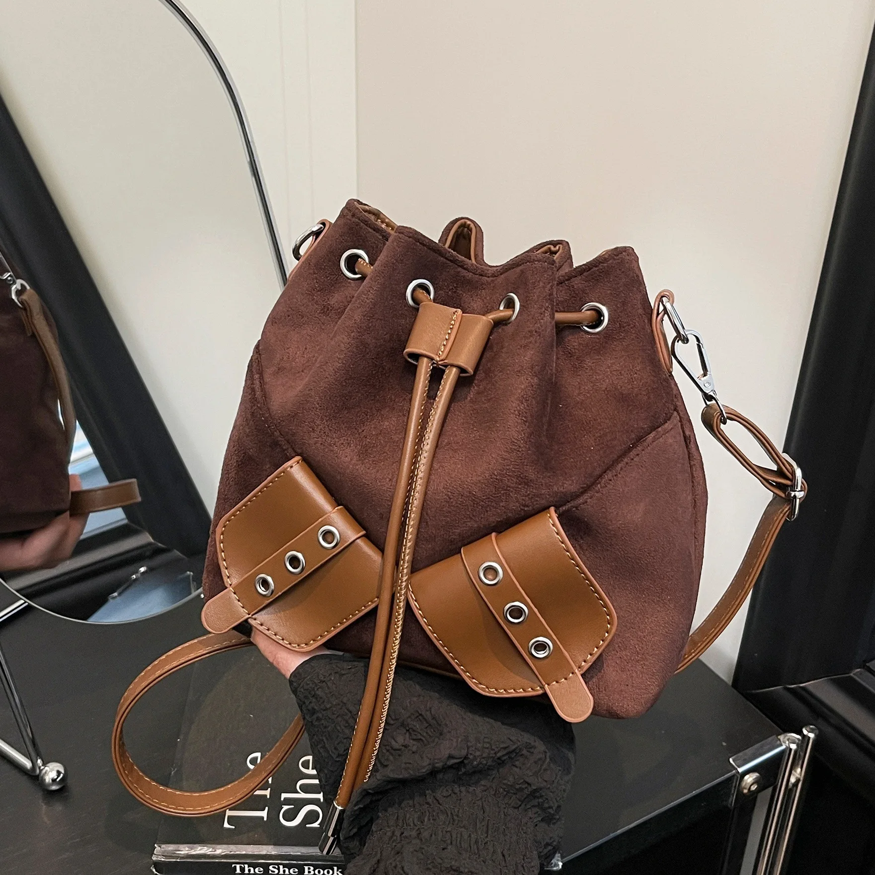 

Винтажная сумка-ведро на шнурке 2025 года, нишевая сумка через плечо для женщин, модная сумка через плечо, универсальная сумка на ремне в стиле ретро ​