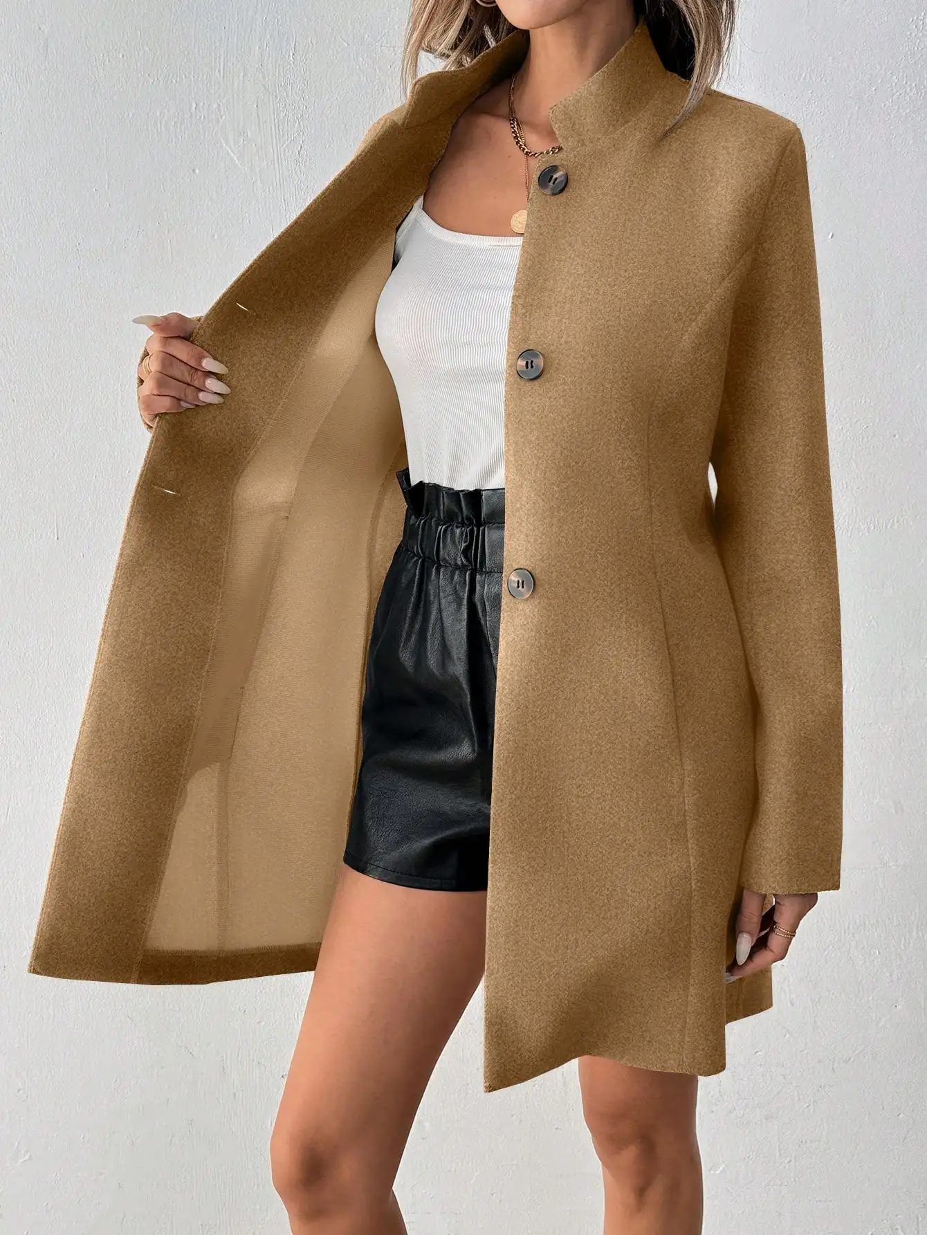 Damski płaszcz w kolorze camel, zapinany na guziki, z długim rękawem i stójką, do pracy i na co dzień.