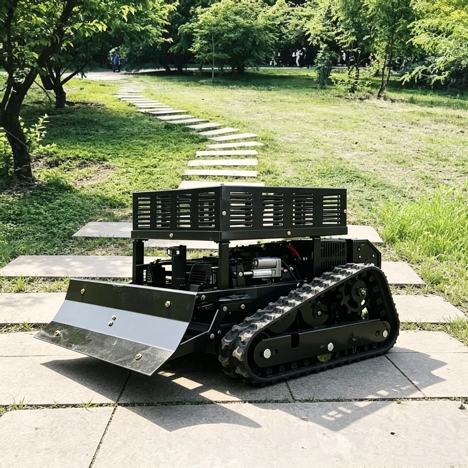 Customized remote-controlled self-propelled lawn mower with four stroke engine, all terrain commercial garden machinery