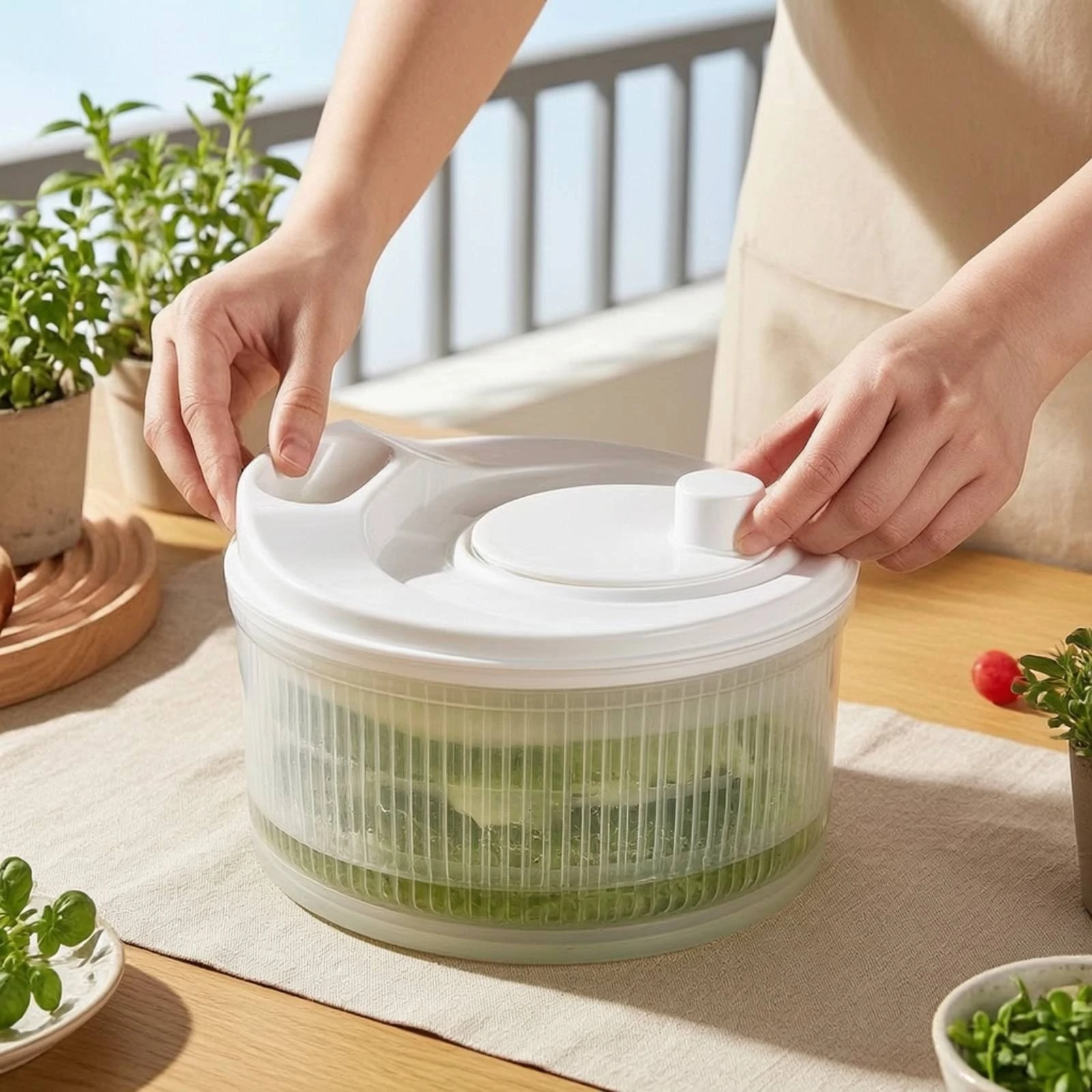 Salad Dryer with Pouring Spout Hand-Operated Salad Dryer with Crank Handle Manual Fruit Dehydrator Compact Lettuce Dryer