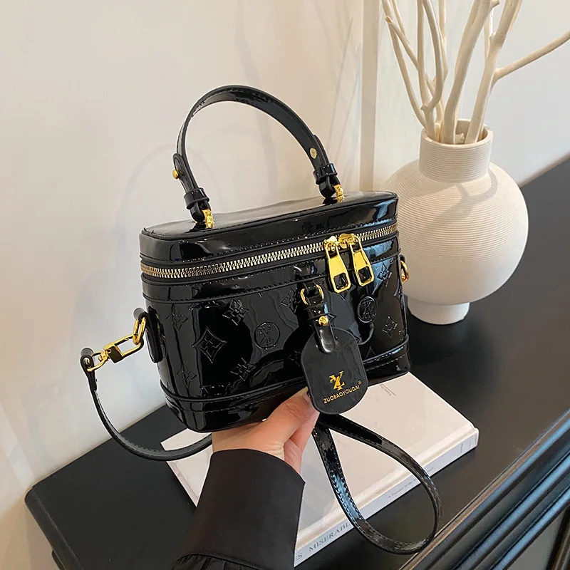 2025 Nuova borsa tote da donna con lettera in rilievo, borsa a tracolla chic con tracolla regolabile, borsa a tracolla solida e versatile per lavoro e appuntamenti