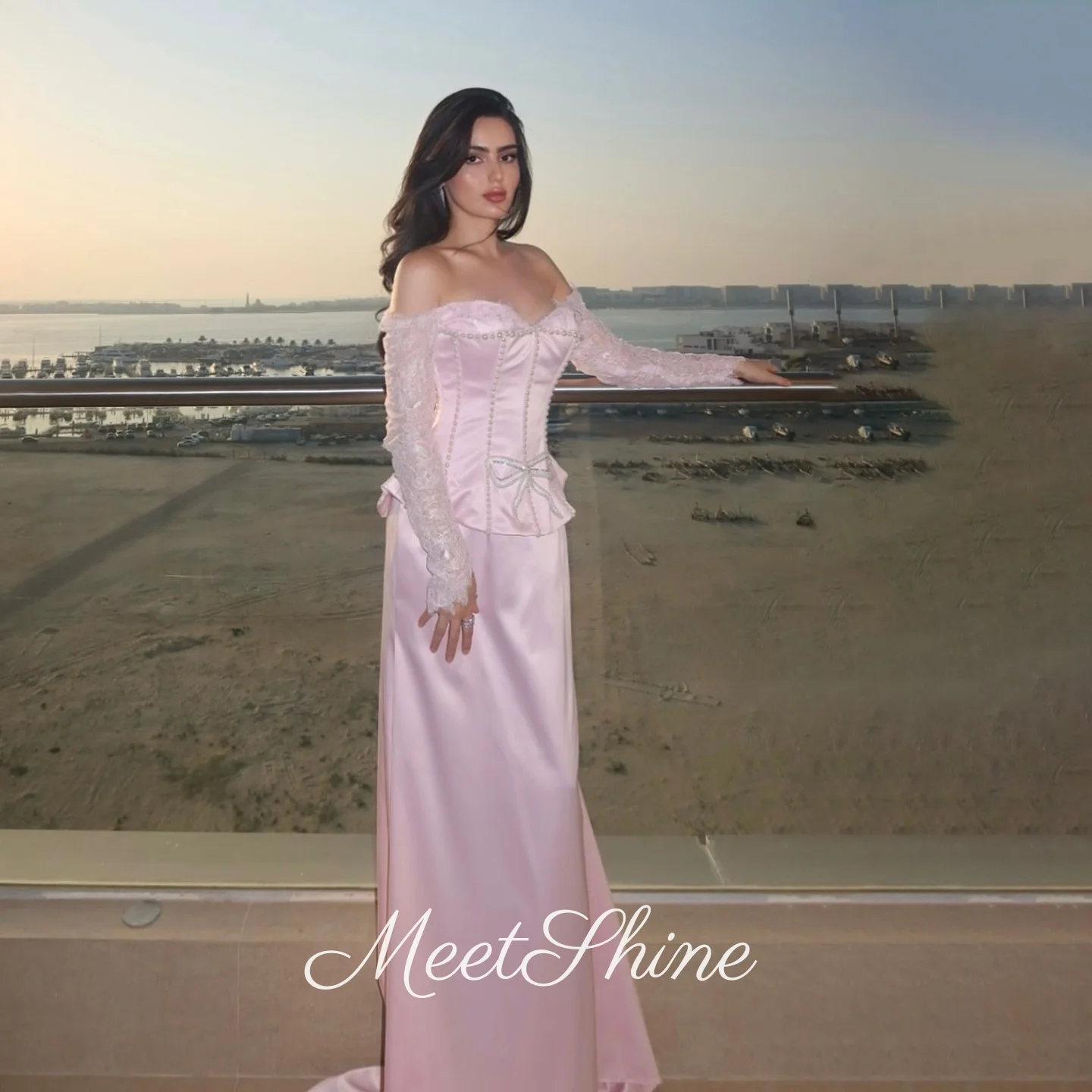 淡いピンクのオフショルダー エレガント マーメイド パール イブニングドレス フォーマル 高級 長袖 サテン ウェディング プロムドレス カスタマイズ