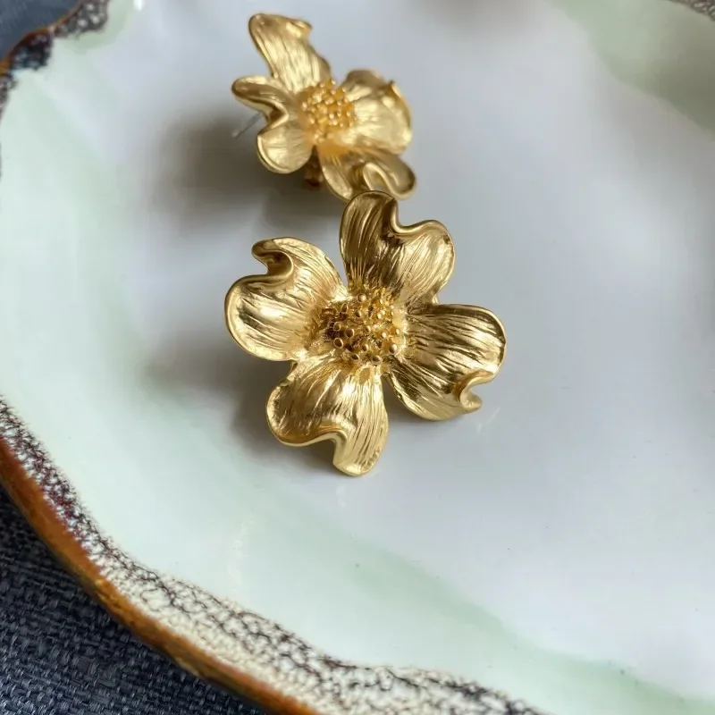 

VKVVA Dogwood Flower Retro Textured Floral Fashion Jewelry for Women Stud Earrings