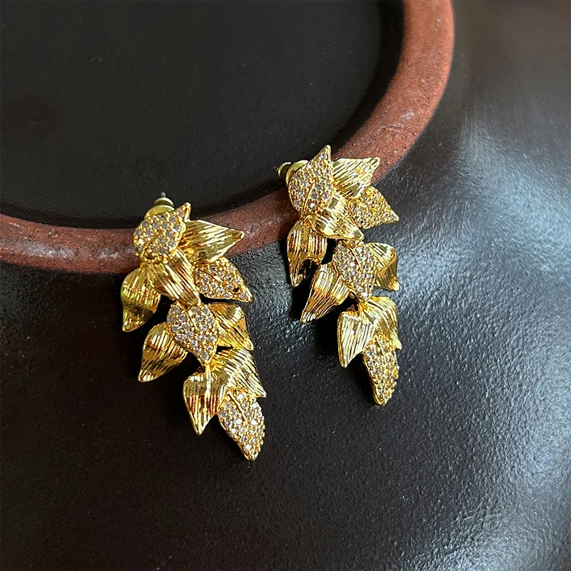 

French vintage gold leaf stud earrings for women new plant shiny zircon classic ear accessory