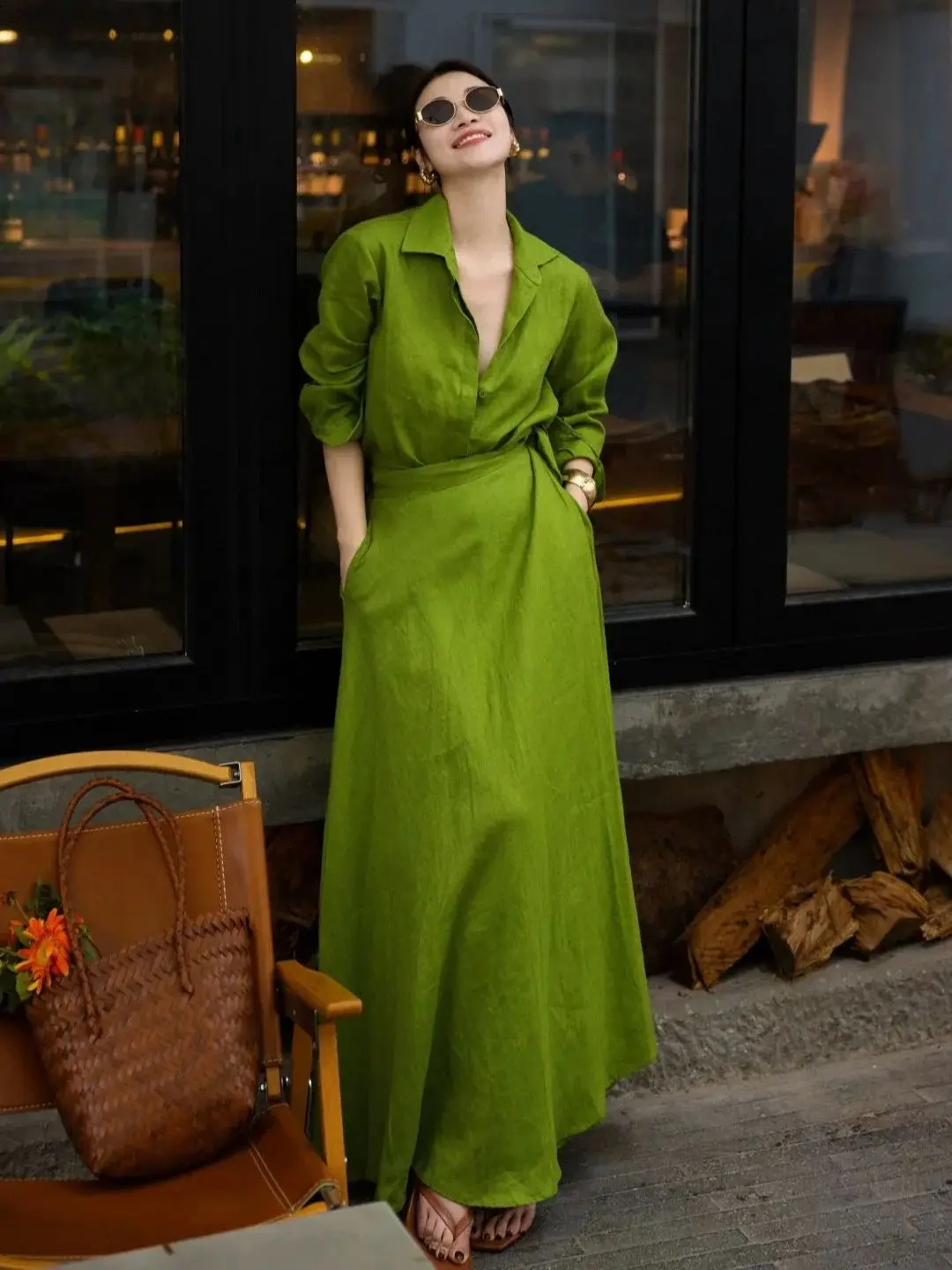 

EES launches new women's 100% linen solid color suit, paired with a mid length skirt