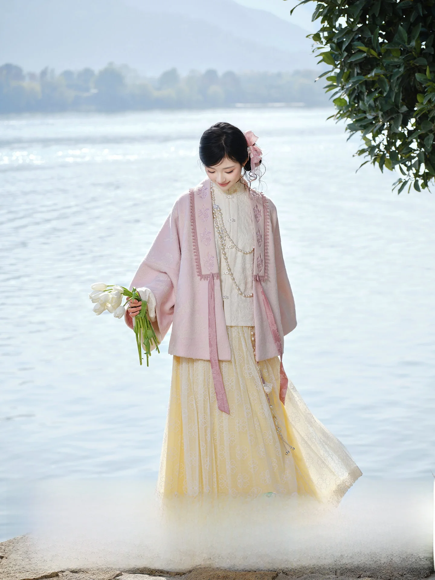 

Комплект Hanfu: Весенний праздничный шерстяной пальто-накидка и нежная тюлевая юбка. Женская премиум-мода.