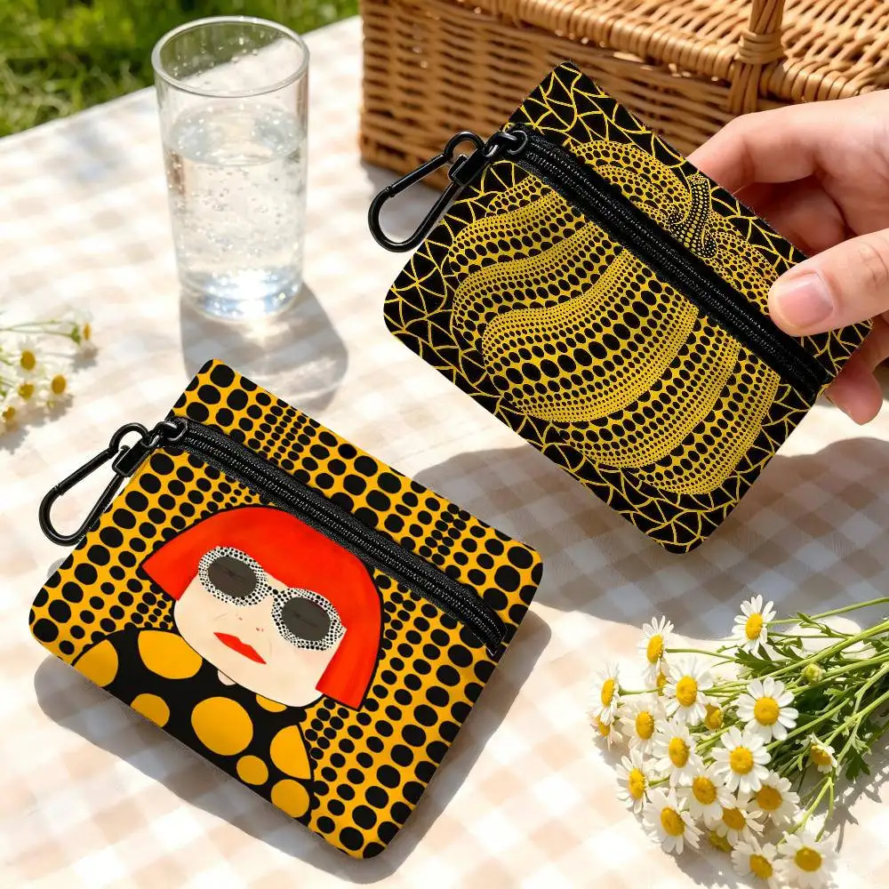 Yayoi Kusama Japanische Abstrakte Tragbare Oxford-Stoff Mini-Geldbörse mit Karabiner-Design Kleine Münztasche für Karten, Schlüssel, Kopfhörer