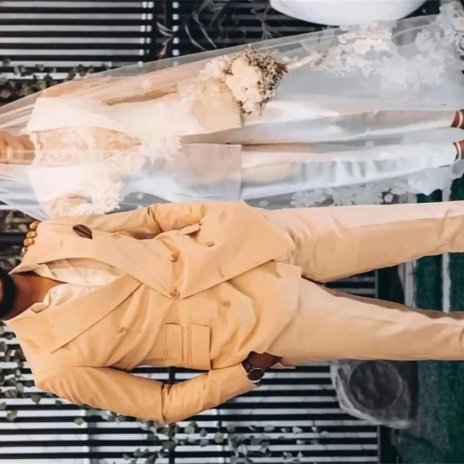 

Индивидуальные дизайнерские мужские костюмы цвета шампанского, комплект из 2 предметов, двубортный пиджак с остроконечными лацканами и двумя вентиляционными отверстиями, свадебный костюм-смокинг для жениха