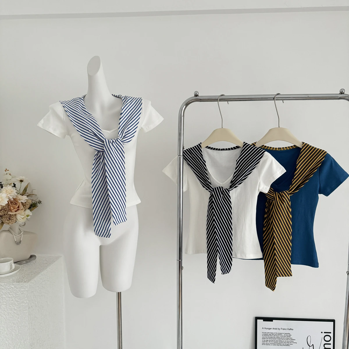 2025 신상 핫세일 프레피 스타일 스플라이싱 화이트 네이비 칼라 반팔 티셔츠 여성 봄 여름 V넥 슬림 탑