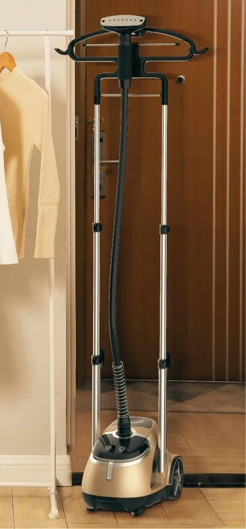 مع التحكم في القدمين، ولوحة بخار من الفولاذ المقاوم للصدأ، وسلك طاقة قابل للسحب، وخزان مياه سعة 1.8 لتر، وعجلات لسهولة التنقل