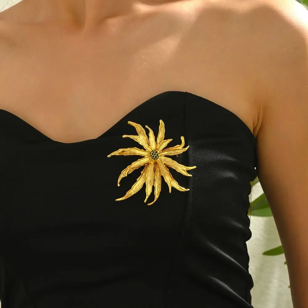 

Banquet Chrysanthemum Brooch Corsage Ornament Vintage Luxury Flower Zircon Pin Weddings Exquisite Metal Flower Brooch Women