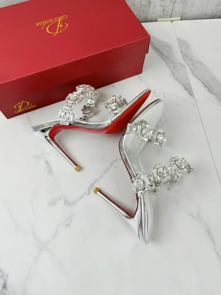 รองเท้าแตะเพชรสําหรับสวมใส่กลางแจ้งในช่วงฤดูร้อนของผู้หญิง รองเท้าส้นสูงชิ้นเดียวใหม่ รองเท้าแตะสีเงินที่ทันสมัยและระดับไฮเอนด์