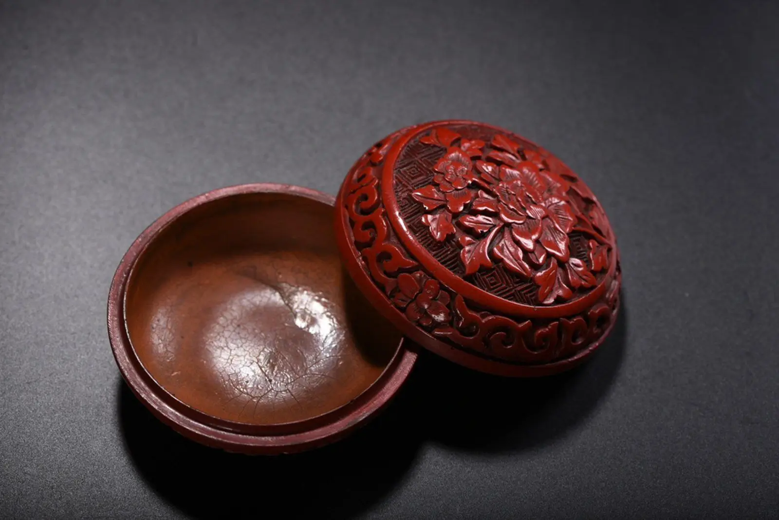 

Китайская лаковая посуда, ручная резная коробка для порошка с цветочным узором/шкатулка для драгоценностей