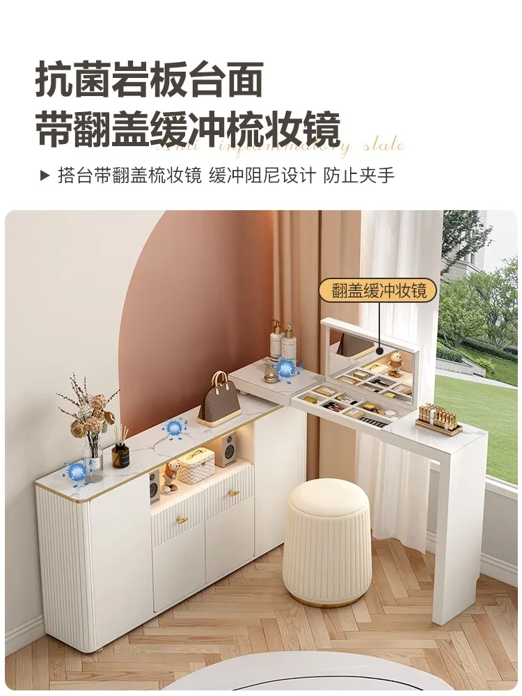 في عام 2023، خزانة المكتب الجديدة بجانب السرير هي خزانة تخزين المكياج بسيطة وحديثة.