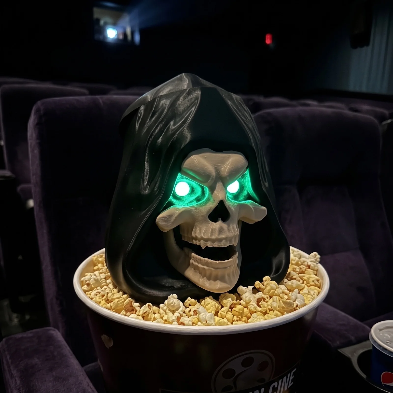 Cubo de palomitas de maíz de Halloween con diseño de Grim Reaper, tazón de bocadillos con calavera que brilla en la oscuridad, decoración para fiestas de cine de terror, contenedor luminoso para dulces