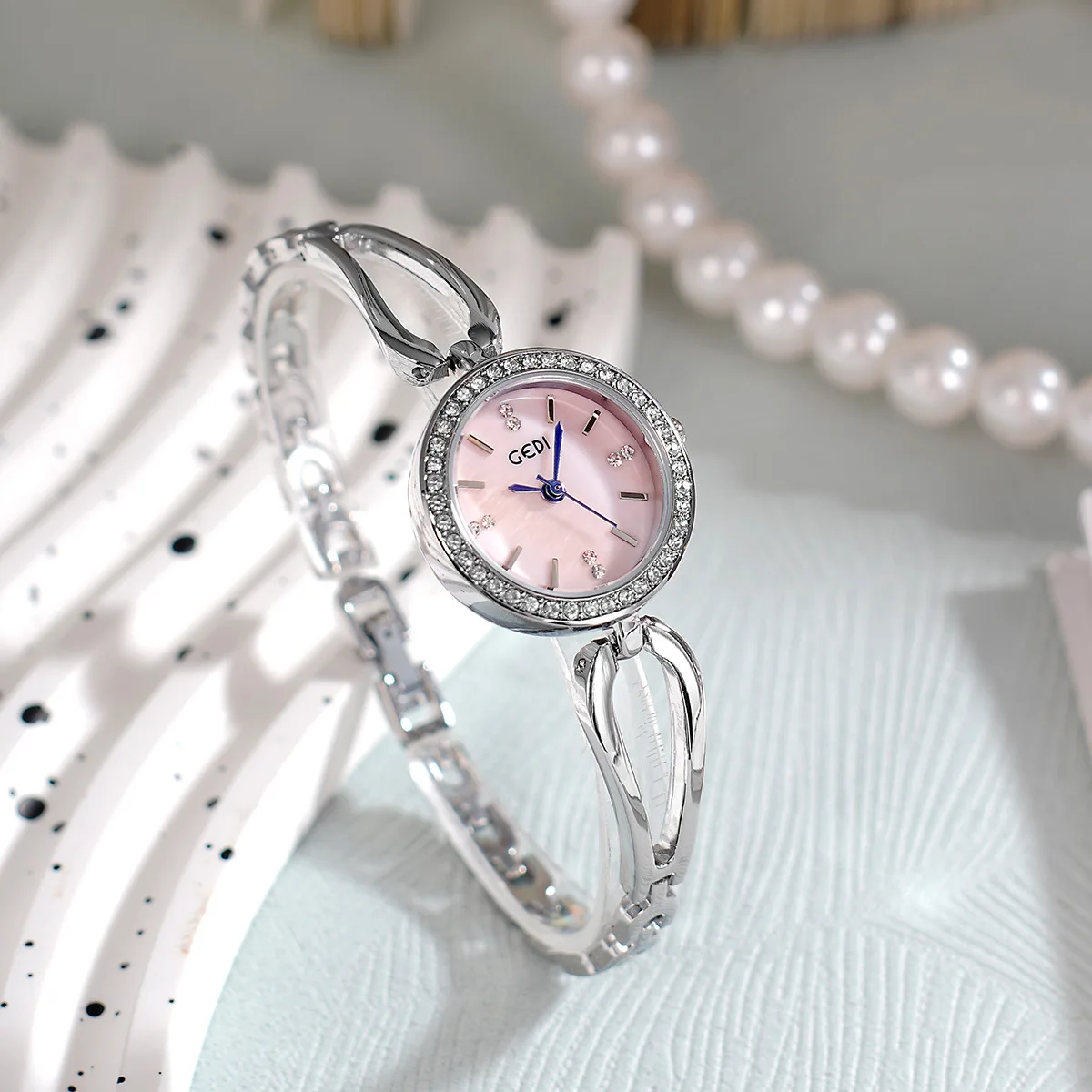 2025 Light Luxury Diamond-encrusted Student Watch Versatile Fashion Waterproof Alloy W atch Women's Bracelet Quartz Watch