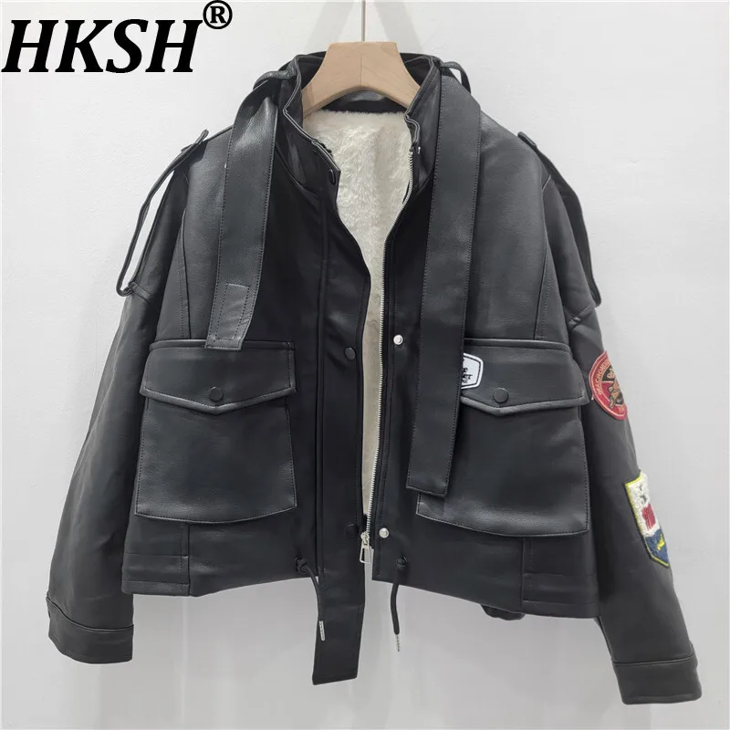 

HKSH Winter New Women Thickened PU Leather Fleece-lined Jacket Stand Collar Zipper Pockets Patch Chic Fashion Short Coat HK13270