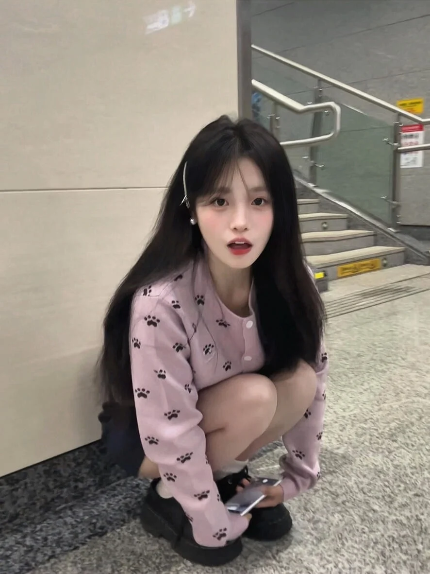 Koreański różowy kardigan z dzianiny, rozpinany lub otwarty, damski, na wczesną jesień, wyszczuplający, sweter, luźny krój, wygodny.