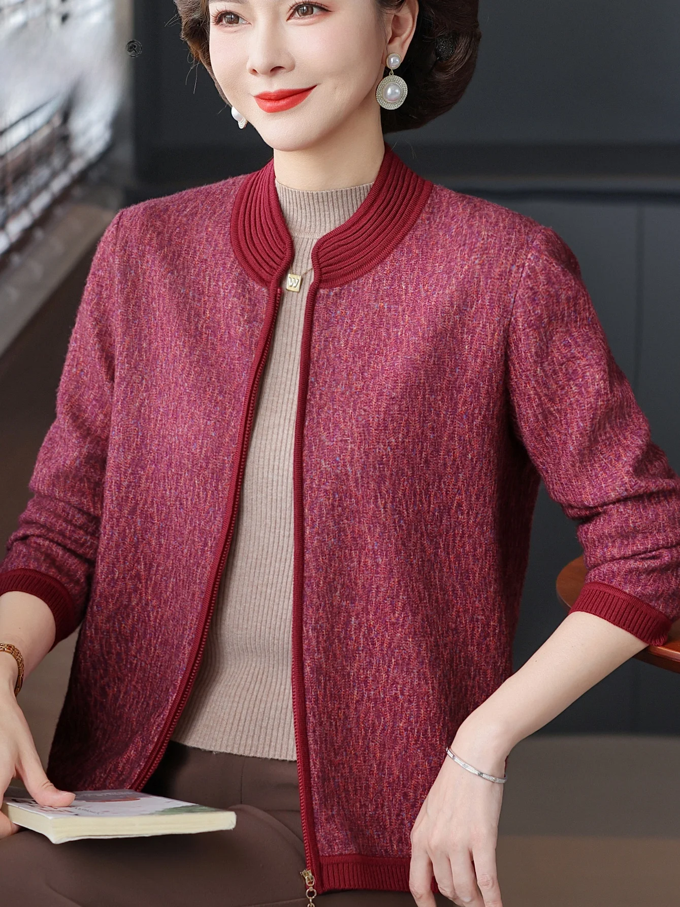 

Весенне-осенний вязаный бейсбольный воротник, длинная теплая верхняя одежда на молнии свека, пальто для женщин среднего возраста и ли, тонкая верхняя куртка