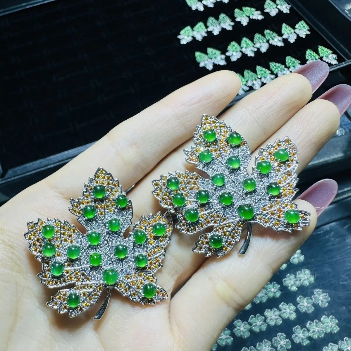 

Natural A jadeite ice yang green wind leaf brooch pendant dual-purpose