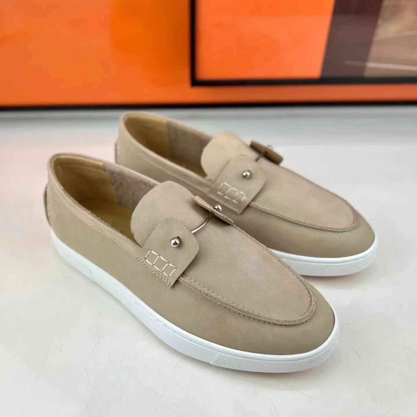 Men's Flat Round Rivet Button Low Top Beige Suede Leather Loafers Premium Red Bottom Classic Casual Footwear Women Boat Shoes