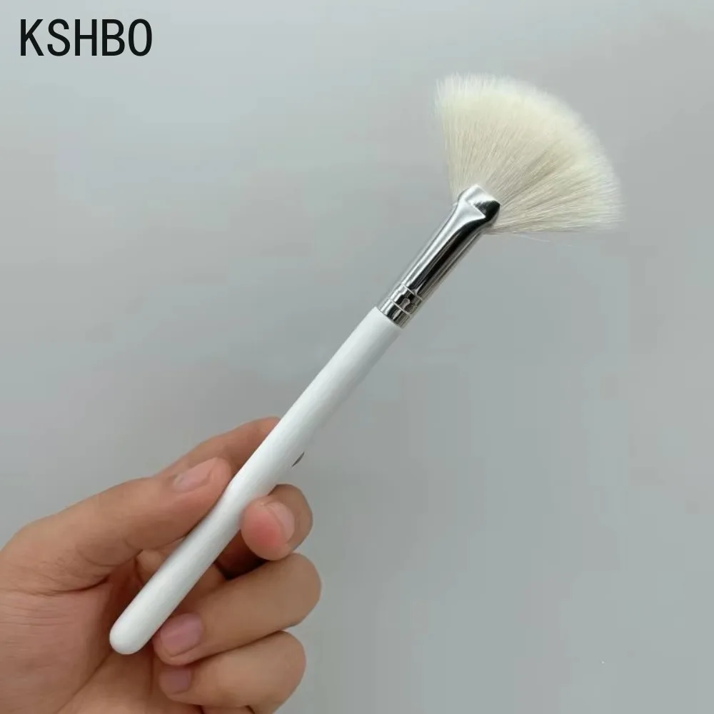 فرشاة بودرة سائبة على شكل مروحة شعر الماعز للسيدات مع مقبض خشبي أسود/أبيض، أداة مكياج لتنظيف الوجه للعناية بالجمال