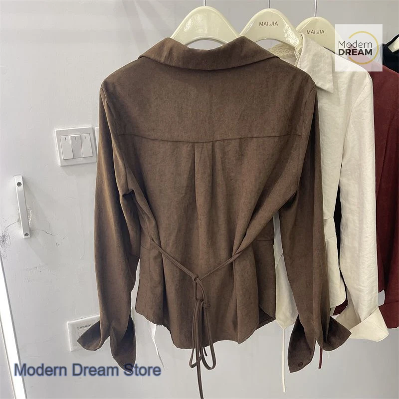 Camicia di nicchia senso design in stile francese da donna primavera e autunno nuova moda top a maniche lunghe sottile con cintura irregolare