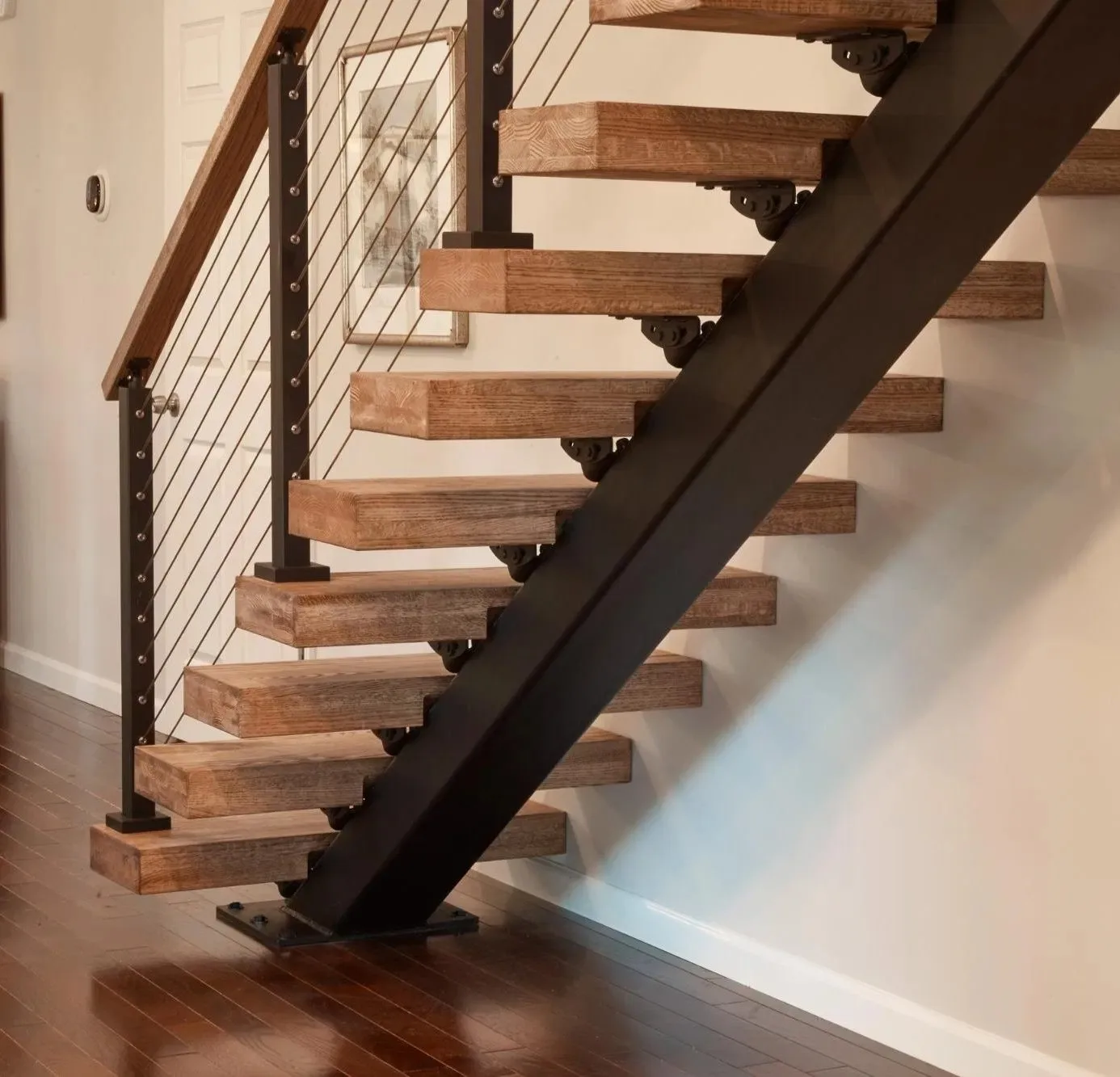 カスタマイズ可能な耐久性と現代性を兼ね備えた木製階段で、快適な家の移動を実現します。